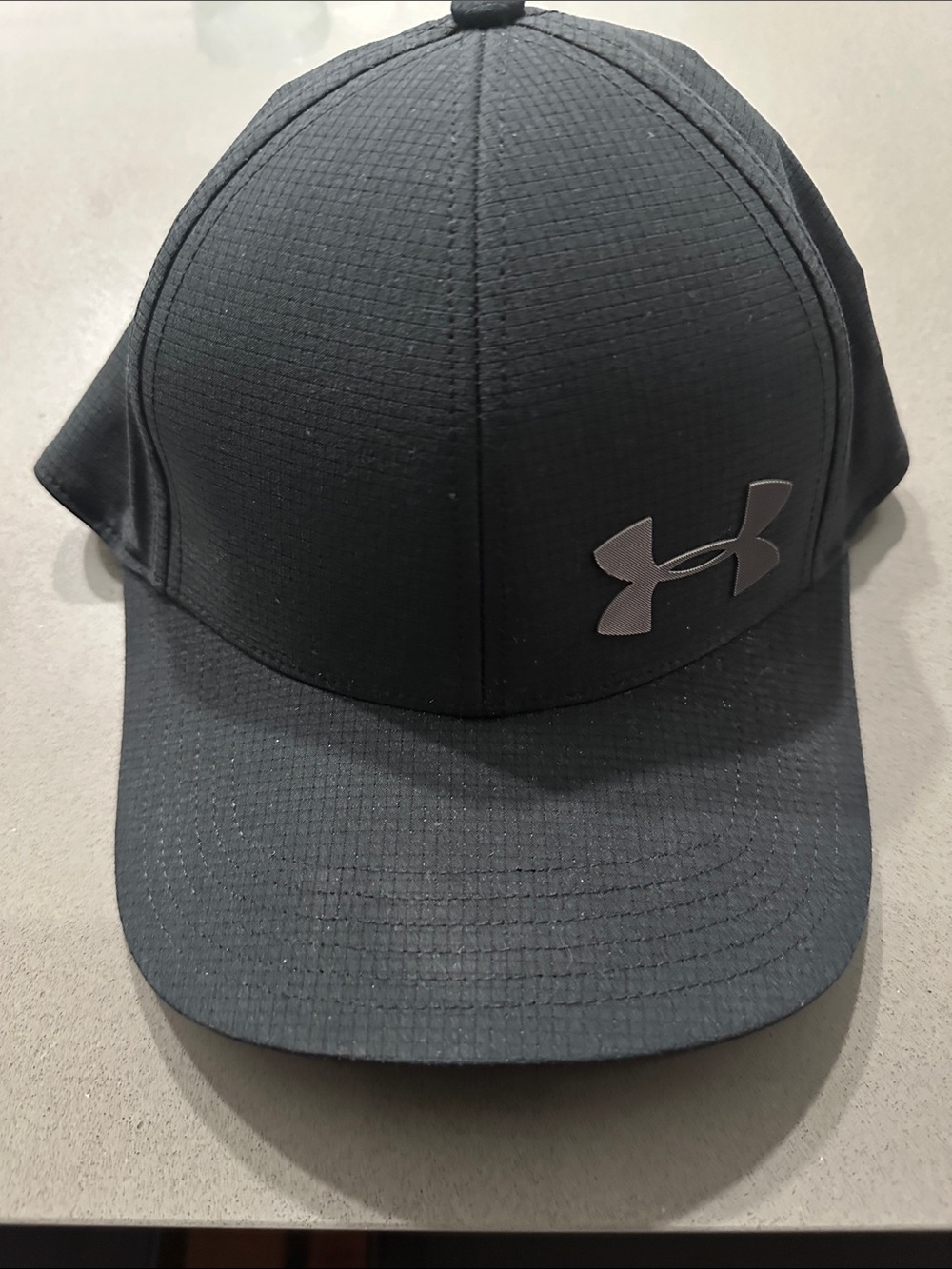 Men’s M/L Under Armour Black Baseball-Style Performance Cap with Reflective logo